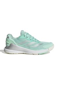 Chaussure de running Adidas vert clair avec tige en mesh, semelle blanche marquée "Lightstrike 3.0" et trois bandes latérales réfléchissantes, vue de profil.
