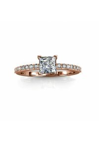 Anello in oro rosa con un grande diamante quadrato al centro, circondato da diamanti più piccoli lungo la fascia. Finitura lucida.