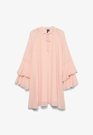 Rochie roz deschis, lejeră, cu mâneci clopot în straturi și decolteu rotund cu detaliu legat tip cheiță.