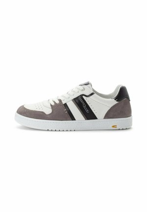 Weiße Ledersneaker mit grauen Wildlederelementen, ausgestattet mit schwarzen Streifen und einer strukturierten Gummisohle. Klassisches Schnürdesign.