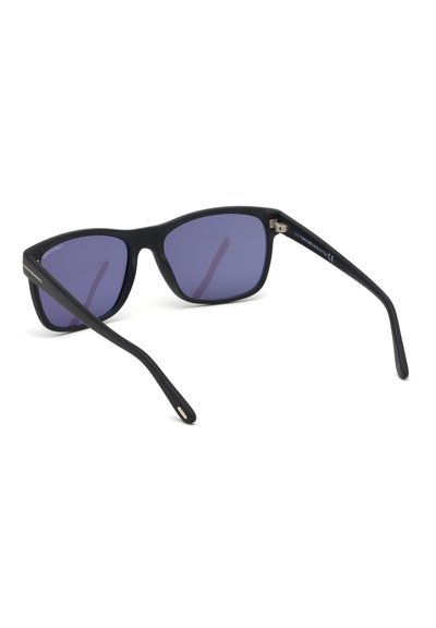 Occhiali da sole neri a forma rettangolare con lenti violetto, caratterizzati da una finitura opaca e dettagli in metallo sulle tempie.