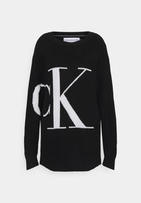 Schwarzer Strickpullover mit großem weißen "CK"-Logo. Rundhals, lange Ärmel und lockere Passform. Weiche Textur mit gerippten Akzenten.