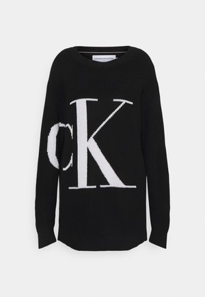 Schwarzer Strickpullover mit großem weißen "CK"-Logo. Rundhals, lange Ärmel und lockere Passform. Weiche Textur mit gerippten Akzenten.