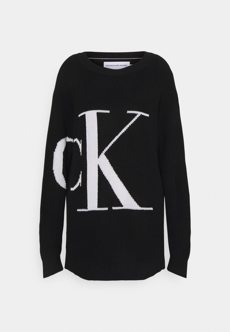 Schwarzer Strickpullover mit großem weißen "CK"-Logo. Rundhals, lange Ärmel und lockere Passform. Weiche Textur mit gerippten Akzenten.