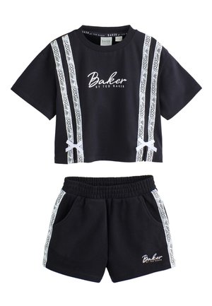 Sort todelt sæt med korte ærmer og shorts, med hvide blonderstriber og "Baker by Ted Baker" tekst på top og shorts.
