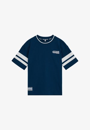 Mornarskoplava kratkih rukava s bijelim dvostrukim prugama na rukavima, tekstom "GAME CHANGERS" na prsima i zakrpa "SOCCER LEAGUE" blizu ruba.