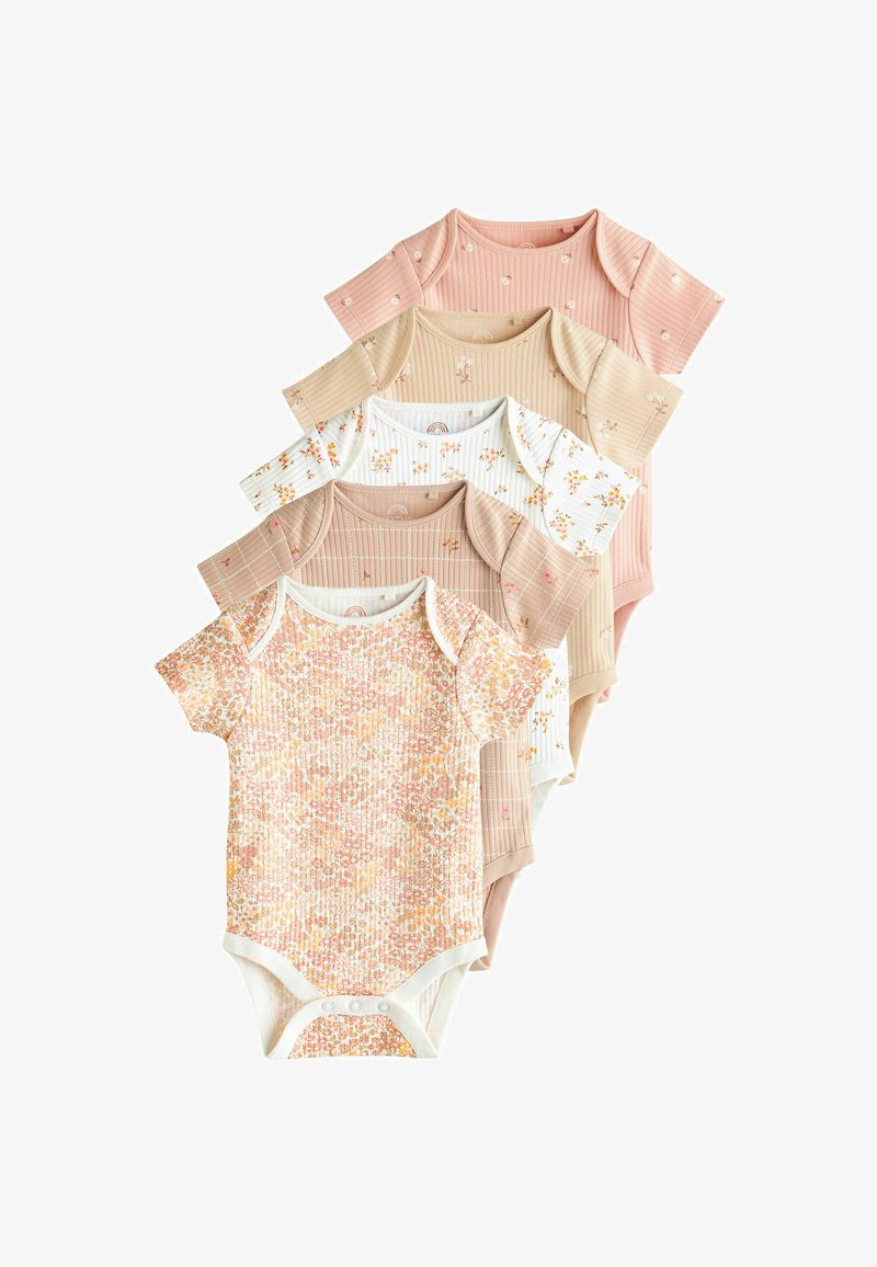 Cinq bodies bébé côtelés en rose, beige, blanc et motifs floraux, disposés en éventail sur un fond blanc.