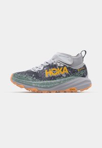 Le scarpe HOKA Speedgoat 6 GTX presentano una tomaia grigia e verde, una suola arancione antiscivolo, tessuto testurizzato e marchio GORE-TEX per impermeabilità.
