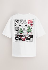 Balta kokvilnas T-krekls ar zīmējumu uz muguras, attēlojot svētku ainas ar sniegavīriem, Ziemassvētku eglīt�ēm un Santu.