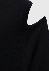 L'indumento nero lavorato a maglia presenta un design con spalle scoperte, realizzato in un tessuto texture con finiture pulite lungo i bordi.