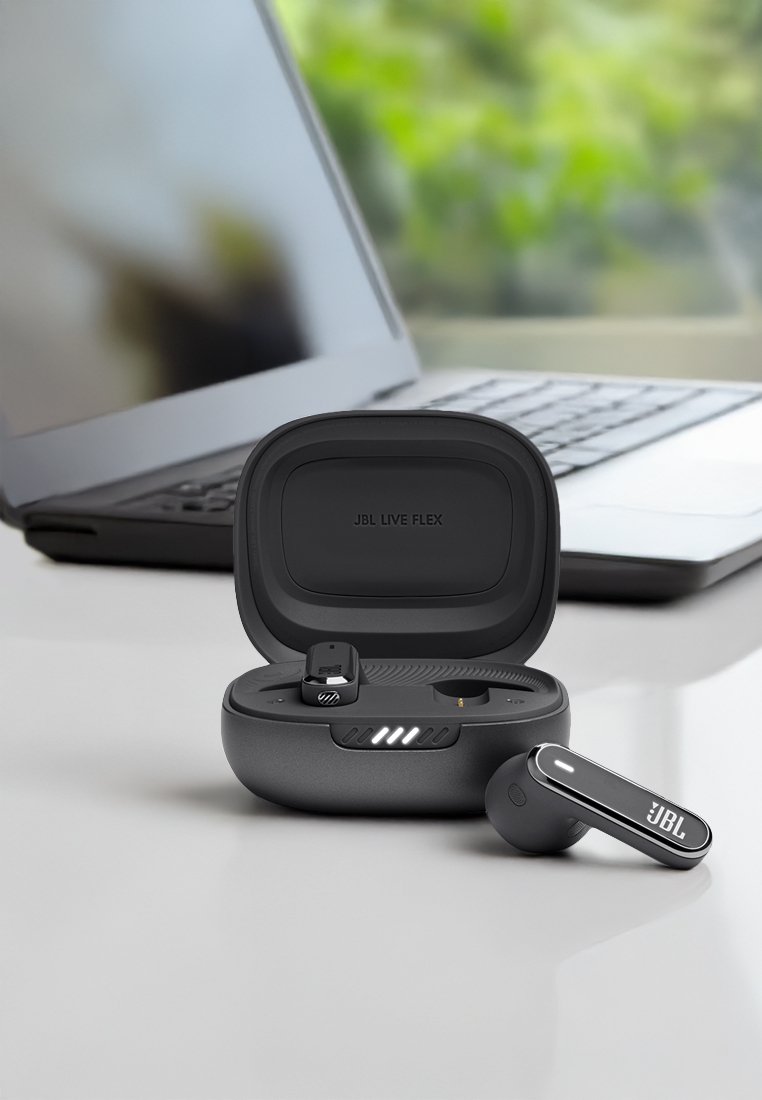 Écouteurs sans fil JBL Live Flex dans un boîtier noir mat. Comprend deux écouteurs avec des accents brillants et des indicateurs de batterie LED. Design compact.