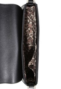 Musta teksturoitu nahkalaukku, jossa on kuvioitu beige ja ruskea sisävuori. Ominaisuuksiin kuuluu siro muotoilu, sisätasku ja metalliset yksityiskohdat.