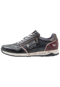 Baskets en cuir noir avec des accents gris et bordeaux, dotées d'une fermeture éclair sur le côté, de lacets et d'un logo de la marque sur le côté. Semelle en caoutchouc avec des détails imprimés.