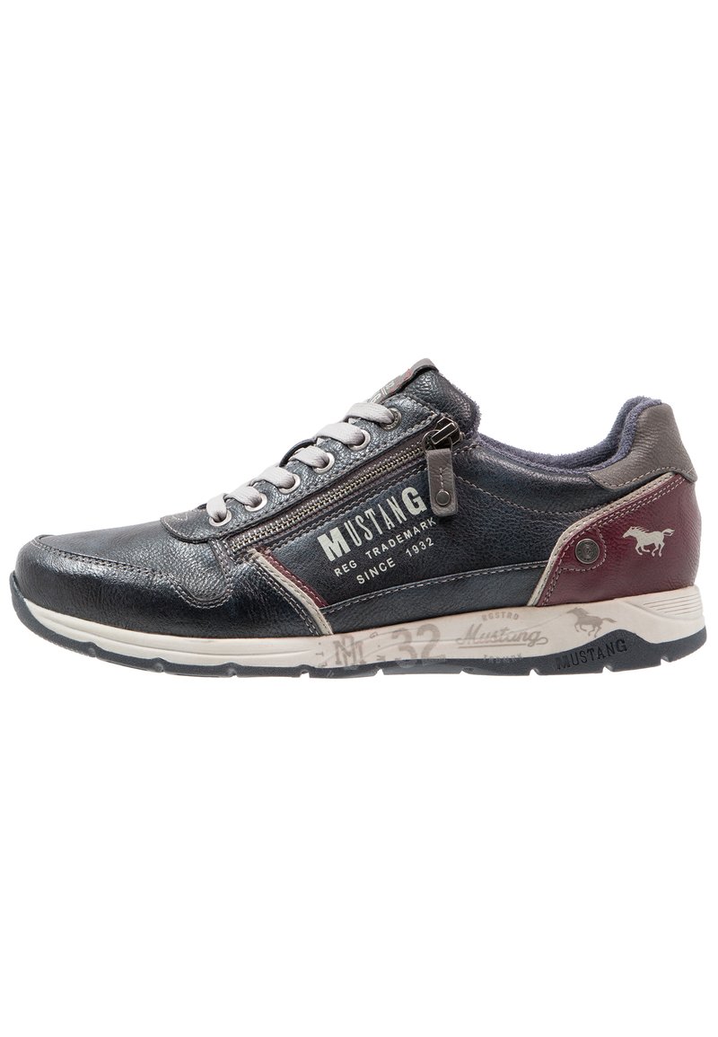 Baskets en cuir noir avec des accents gris et bordeaux, dotées d'une fermeture éclair sur le côté, de lacets et d'un logo de la marque sur le côté. Semelle en caoutchouc avec des détails imprimés.