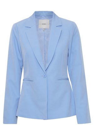 Lyseblå blazer med enkelt knap, notch revers, to frontale paspolerede lommer og et mærke i kraven.