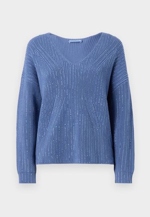 Μπλε πλεκτό πουλόβερ με V-λαιμόκοψη, που διαθέτει κάθετους ραβδισμούς και διακριτές λεπτομέρειες λάμψης. Μακριά μανίκια με χαλαρή εφαρμογή.