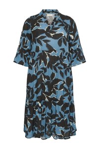 Niebieska sukienka do kolan w kwiaty z czarnymi liśćmi, o plisowanym wyglądzie i rozkloszowanych rękawach. Posiada dekolt w kształcie litery V oraz wielowarstwowy krój spódnicy.