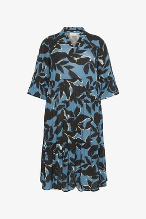 Modra cvjetna haljina do koljena s crnim listovima, nabranom teksturom i raširenim rukavima. Ima v-izrez i dizajn suknje s više slojeva.