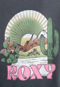 Grafikken viser en kaktus og fjell med rosa blomster og palmer. Bakgrunnen inkluderer solstråler i grønne og gule nyanser. "ROXY" i rosa.