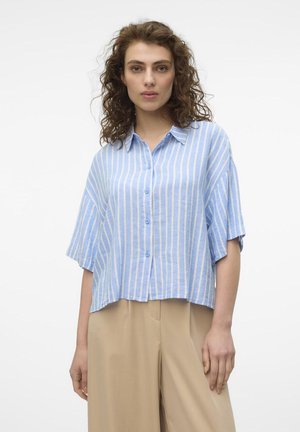 Chemise à manches courtes bleu et blanche à rayures, avec une coupe droite et un col rabattu, fabriquée dans un tissu léger.