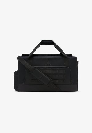 Zwarte duffeltas met een gestructureerd oppervlak, verstelbare riem en opvallende merknaam. Voorzien van meerdere buitenzakken en een ritssluiting.