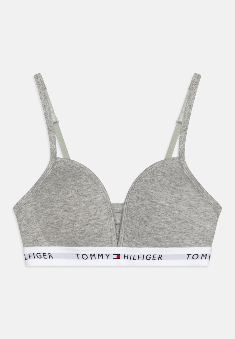 Szary materiałowy biustonosz braletka z jasnoliściwymi regulowanymi ramiączkami i białą elastyczną taśmą z logo "TOMMY HILFIGER" w czarnych i czerwonych akcentach.