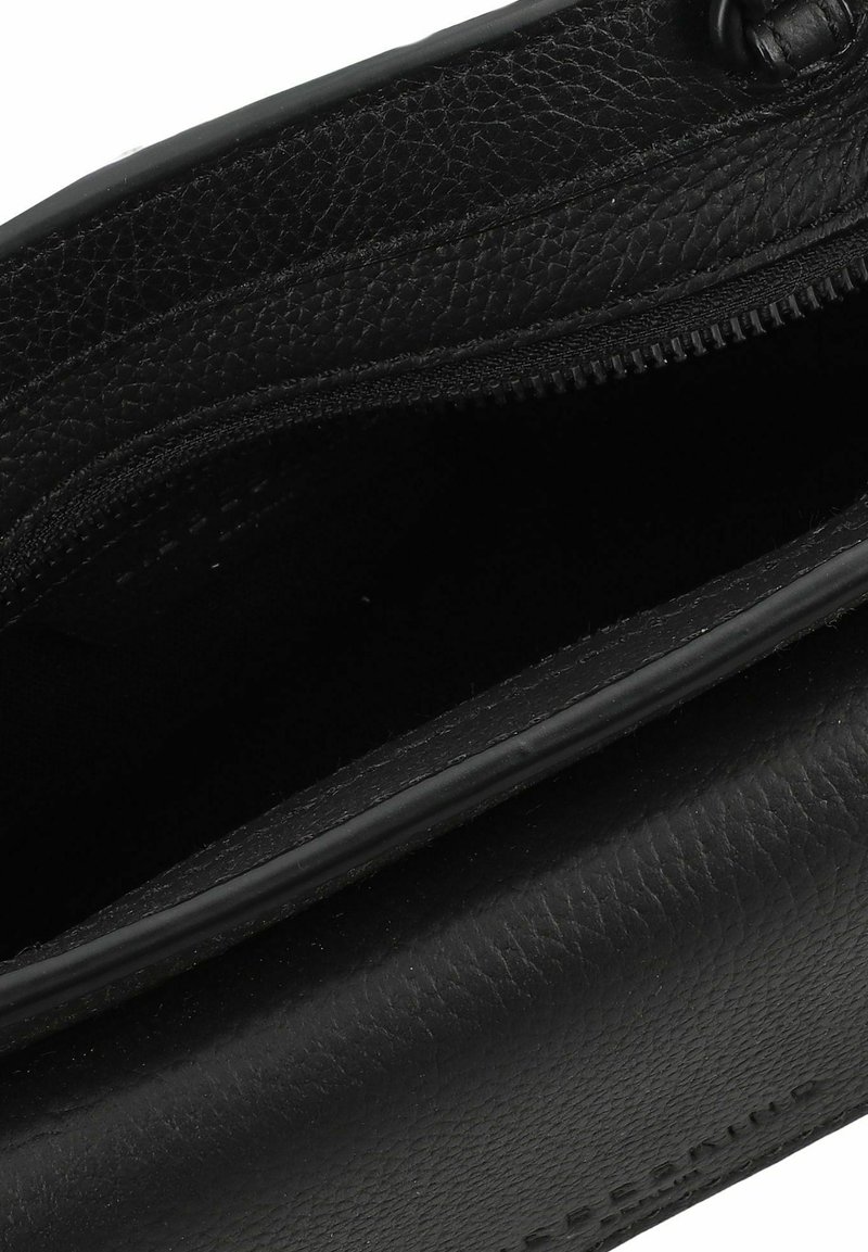 Schwarze Leder-Clutch mit strukturiertem Finish, ausgestattet mit einem Reißverschluss und glattem Innenfutter. Minimalistisches Design, ohne sichtbare Hardware-Akzente.