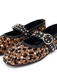 Bruine suède schoenen met een luipaardprint ontwerp, voorzien van zwarte leren banden versierd met zilveren studs en een ronde gesp.