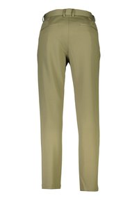 Olijfgroene broeken van een zachte stof, met een slim fit, riemlussen, achterzakken en een gladde textuur. Op maat gemaakt ontwerp zonder patronen.