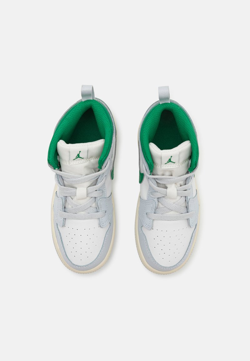 Zapatillas altas con parte superior de cuero blanco y detalles en gris claro, además de un cuello acolchado verde. Textura suave con perforaciones.