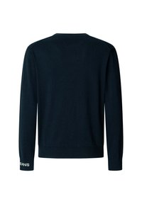 Jersey de color azul marino con mangas largas, cuello redondo, puños y dobladillo acanalados, presenta "JEANS" bordado en blanco en la manga izquierda. Textura suave.