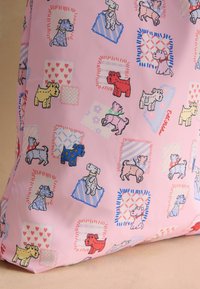 Hundtematisk kudde med rosa tyg och olika hundillustrationer i olika färger. Innehåller lekfulla mönster och texturer.