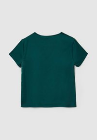 Maglietta a maniche corte, colletto rotondo, di un colore teal profondo. Realizzata in tessuto liscio con un design semplice e senza etichette o decorazioni visibili.