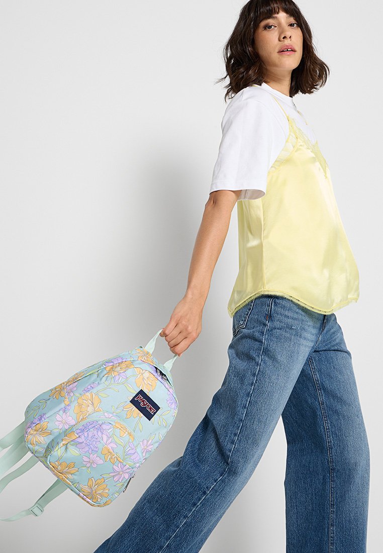 Zaino con motivo floreale in blu pastello, decorato con fiori arancioni e viola, dotato di spallacci verde chiaro e una maniglia superiore.