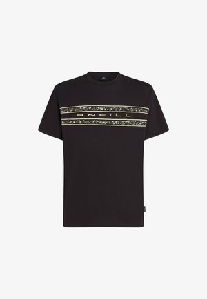 Schwarzes Baumwoll-T-Shirt mit einem horizontalen dekorativen Streifen mit Blumenmuster und Markentext in kontrastierenden Farben auf der Brust.