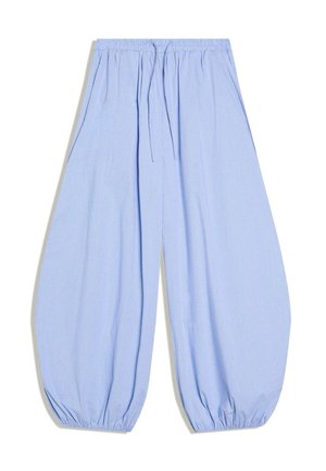 Pantalon ample bleu clair avec taille et poignets élastiques, doté d’un cordon de serrage et d’un motif à carreaux subtil.