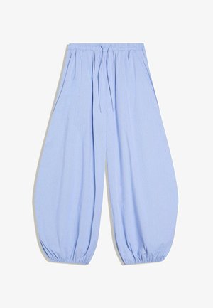 Pantaloni larghi azzurri chiaro con elastico in vita e ai polsini, con laccio e motivo a quadretti discreto.