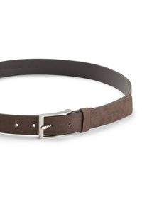Brauner Ledergürtel mit glatter Textur, ausgestattet mit einer silbernen Metallschnalle und einem wildlederähnlichen Band, geprägt mit einem Markenlogo.
