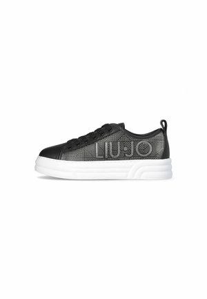 Sneaker nere con un design in rete testurizzata, dotate di un logo prominente, suola bianca e sistema di laccio tradizionale.