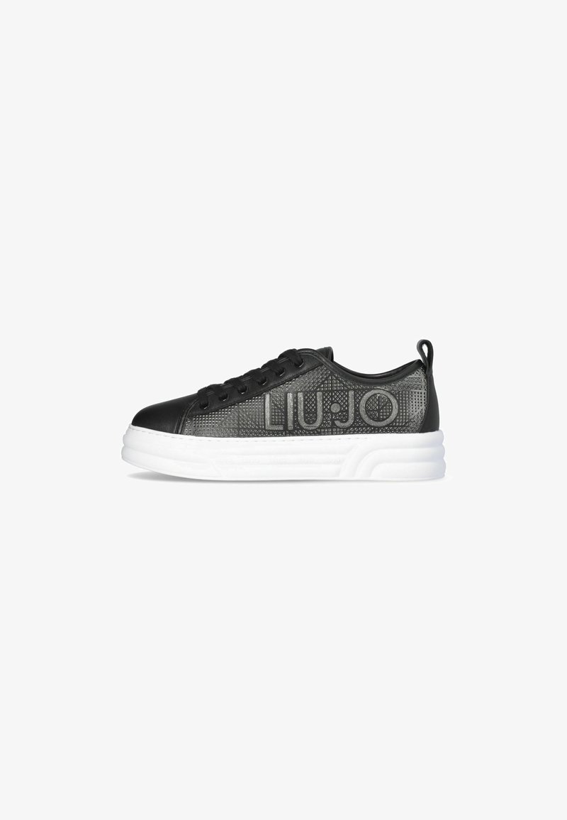 Sneaker nere con un design in rete testurizzata, dotate di un logo prominente, suola bianca e sistema di laccio tradizionale.