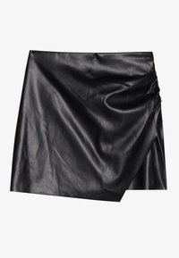 Mini-jupe en cuir noir présentant une texture lisse avec un drapé délicat sur un côté, créant un effet portefeuille à l'ourlet.