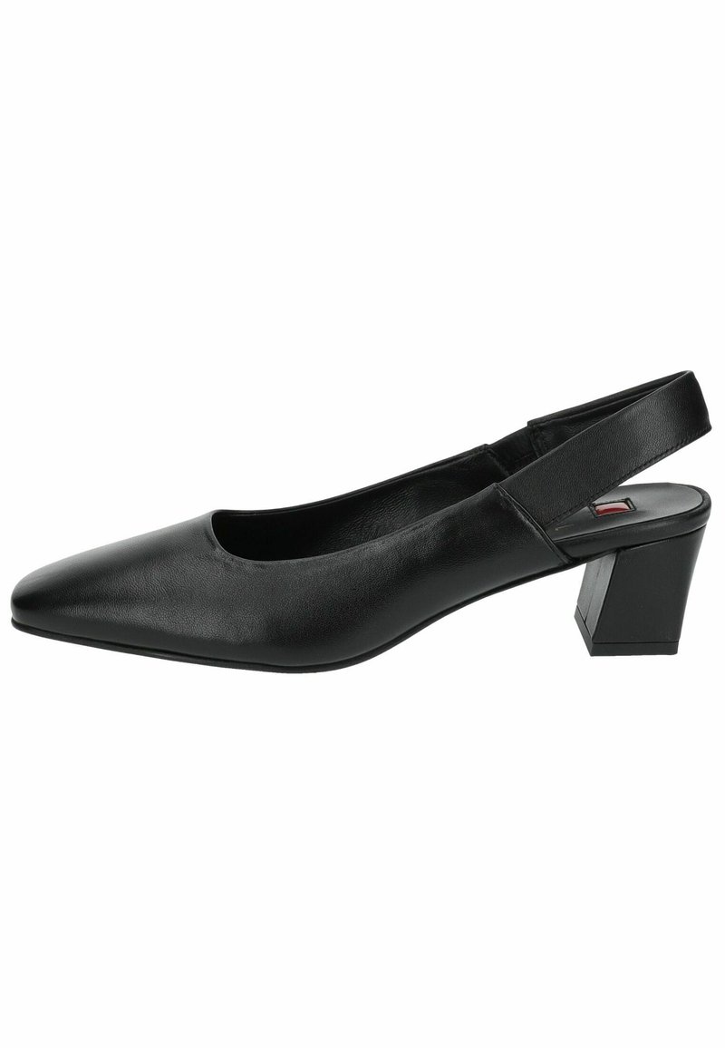 Černé slingback podpatky s špičatou špičkou, vyrobené z hladké kůže, s masivním čtvercovým podpatkem a minimalistickým designem.