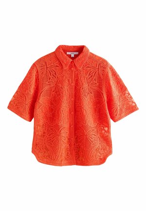 Chemise orange vif à manches courtes boutonnée, avec motif en dentelle florale et col classique, présentée sur fond blanc.