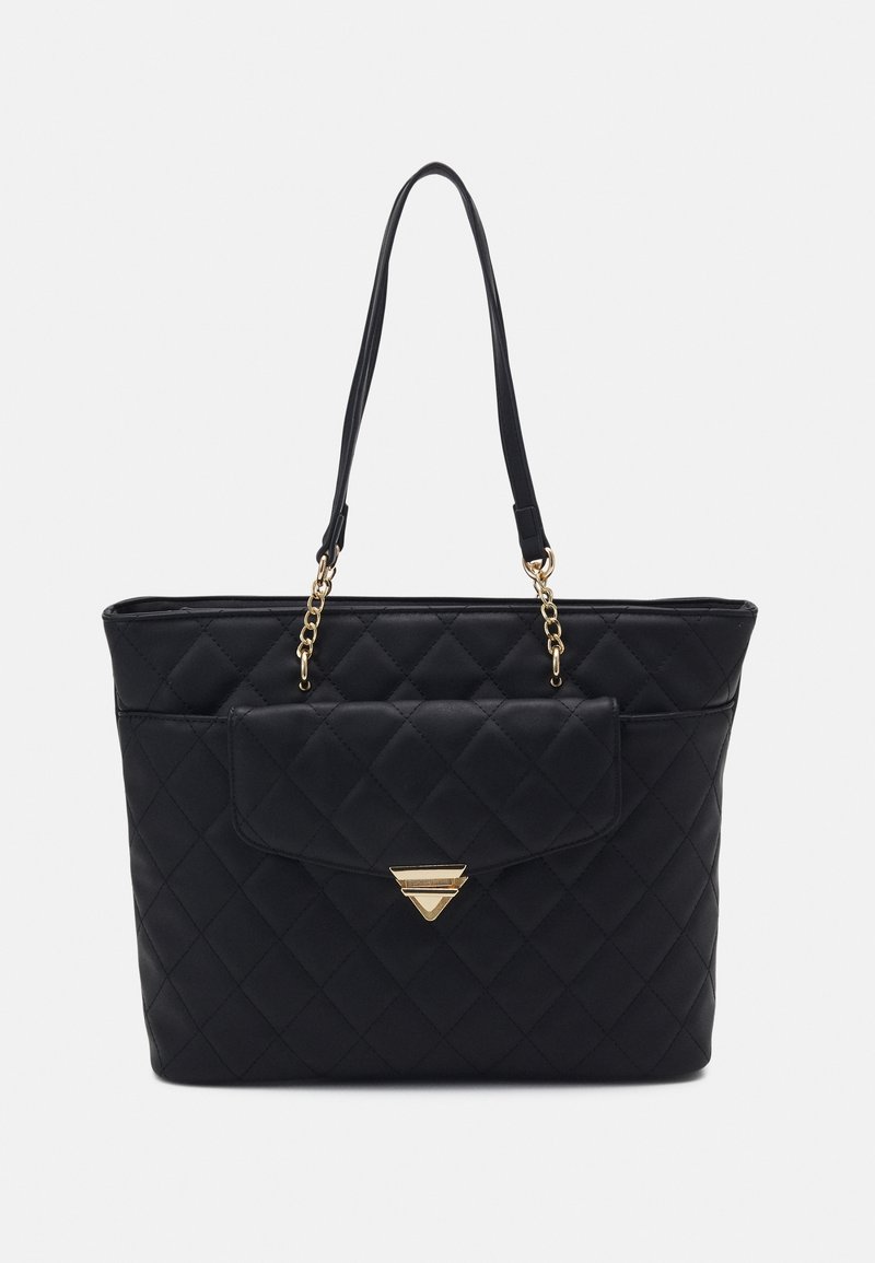 Sac cabas noir matelassé avec détails en chaîne dorée, poche avant à rabat et deux longues bandoulières.