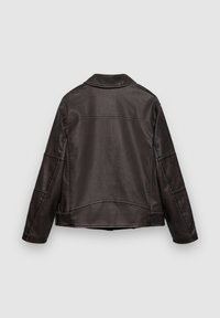 Veste en cuir marron avec col, manches longues et coutures visibles. Elle présente une coupe courte avec une texture lisse et un design minimaliste.