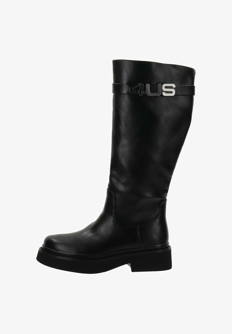 Bota de cuero negro hasta la mitad de la pantorrilla con suela gruesa y correa decorativa que presenta un detalle metálico "4US" cerca de la parte superior.