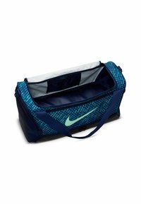 Nike sporttas in marineblauw met een gestructureerd blauw patroon. Bevat een groot hoofdcompartiment, dubbele handgrepen en een opvallend mintkleurig logo.