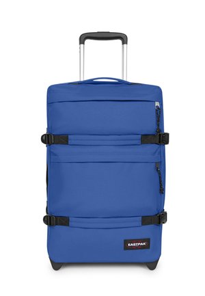 Blauwe zachte koffer met zwarte banden, twee voorzakken met rits, uitschuifbare zwarte handgreep en Eastpak-logo rechtsonder.