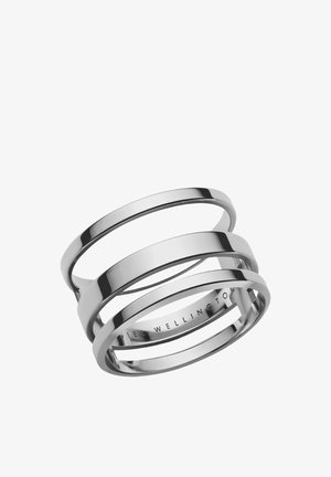 Inel din metal argintiu cu trei benzi împletite, având un finisaj neted și strălucitor și un design minimalist. Numele brandului este gravat în interior.