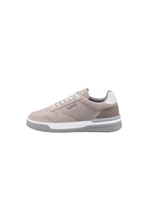Sneaker in suede grigio chiaro con dettagli bianchi; presenta pannelli testurizzati, punta rotonda, suola piatta e lacci. Logo visibile di lato.